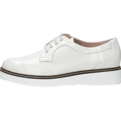 Witte veterschoenen