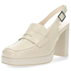 Beige mocassins op hak