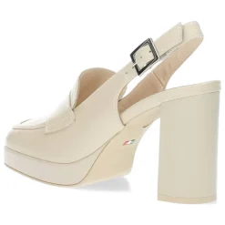 Beige mocassins op hak