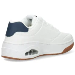 Witte sneakers
